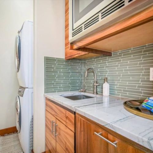 The Ohana Comes With A Private Kitchenette with Washer & Dryer